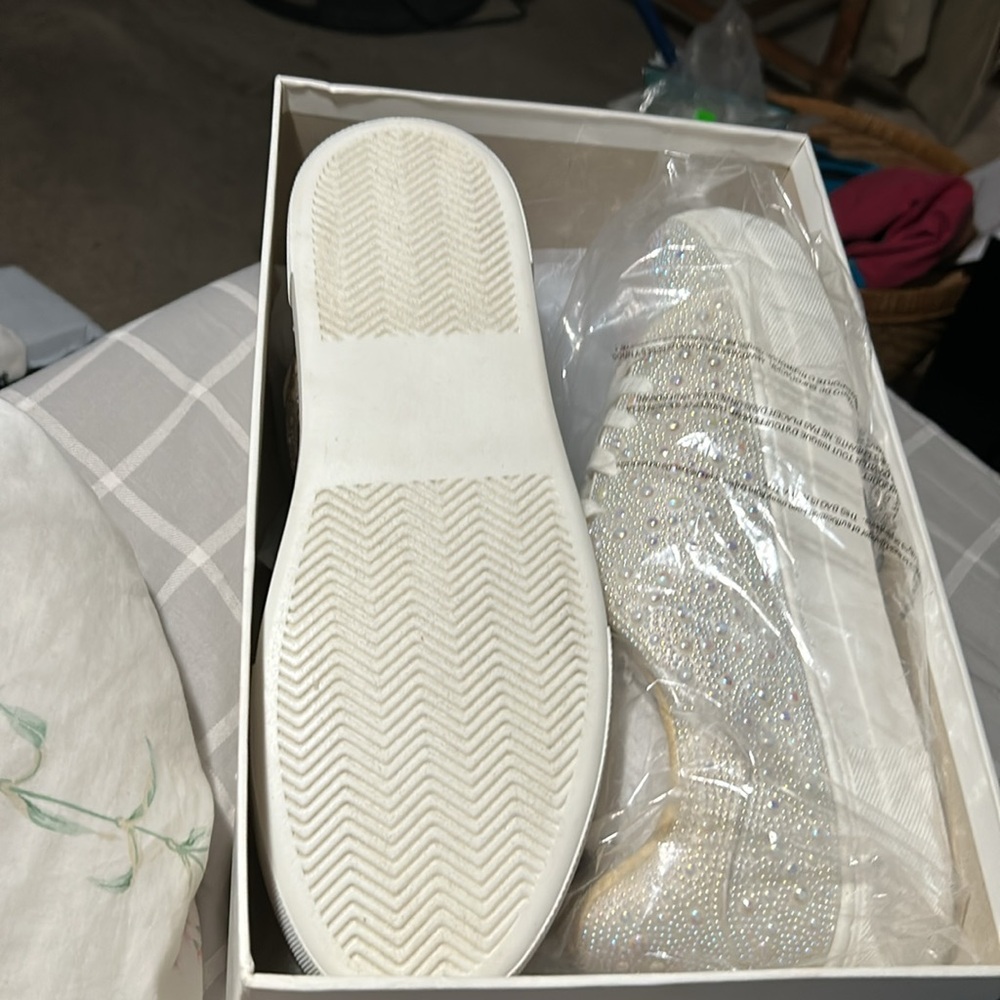 Betsy johnson SIDNY IVORY Sneakers Iridescent Pearl size 11. New Beautiful .NWOT - Picture 8 of 8